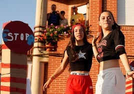 Dos chicas en una de las carrozas del desfile.