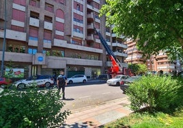 Fachada del edificio donde se han caído los cascotes.