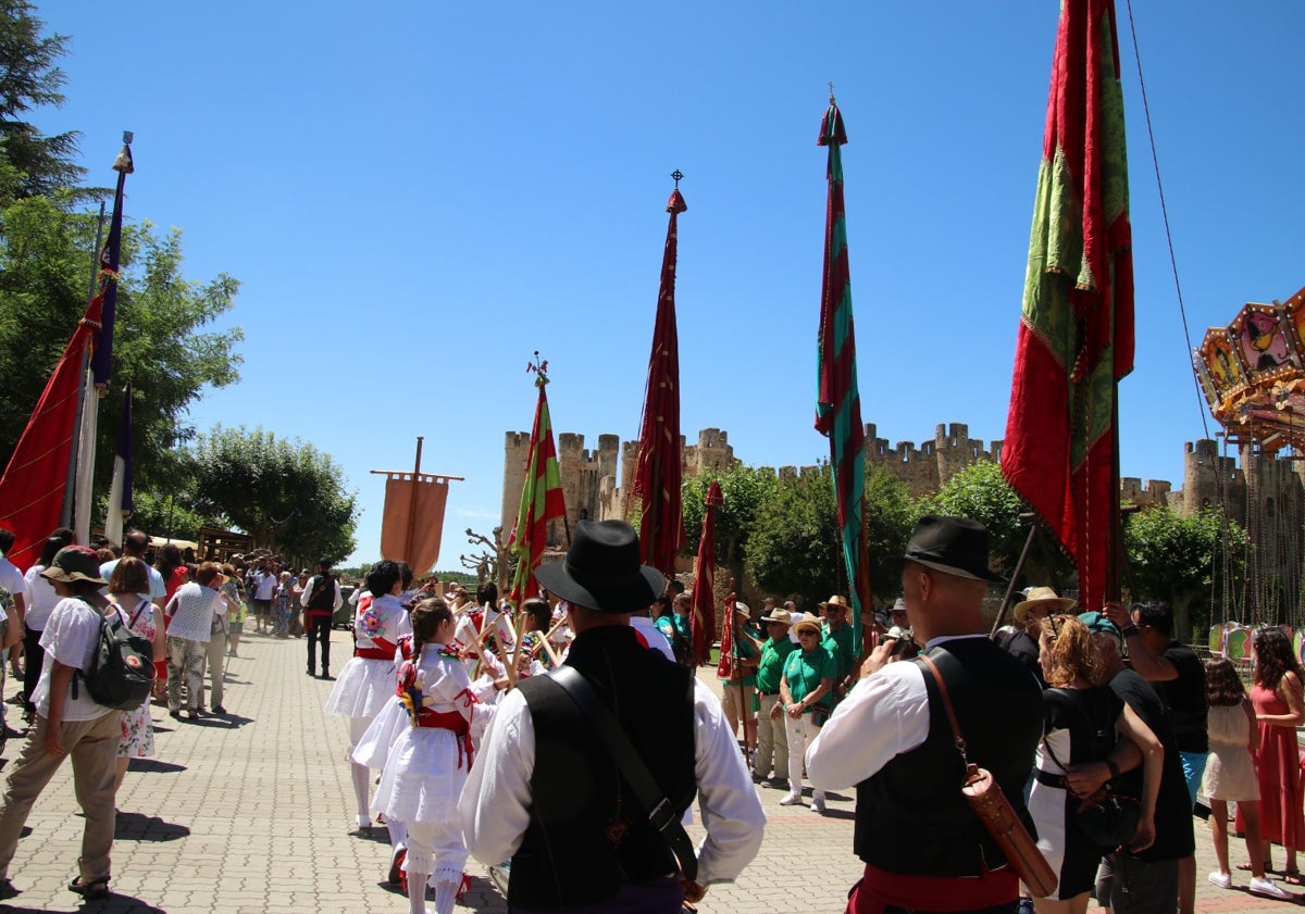 Imagen principal - El desfile de peodones ha vuelto a ser una de las principales actividaes del evento