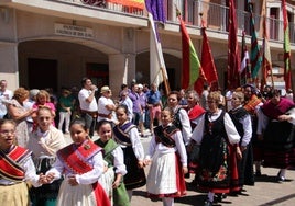 El desfile de pendones contó con un buen número de asistentes