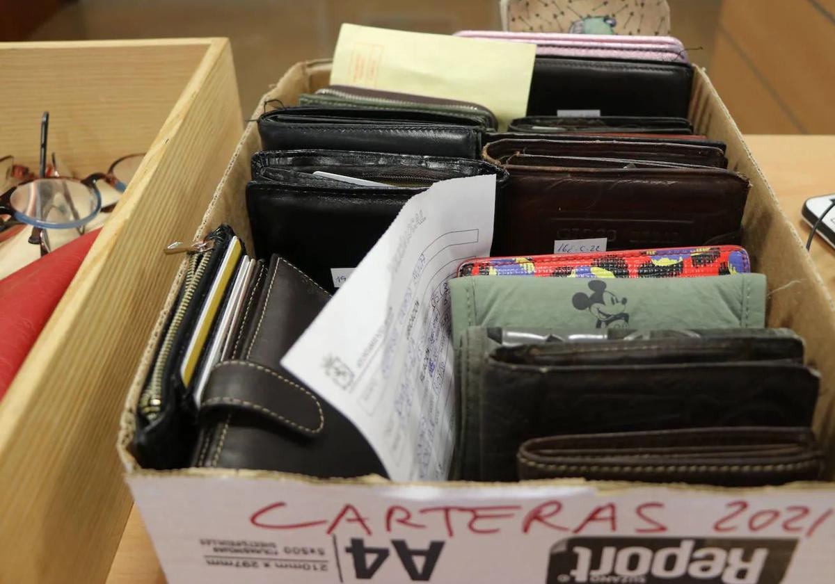 Carteras en objetos perdidos en las dependencias de la policía local de San Marcelo.