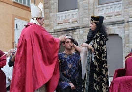 Recreación de la coronación del rey Alfonso VI a los pies de la Catedral.