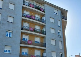 Fachada del edificio con las banderas de León.