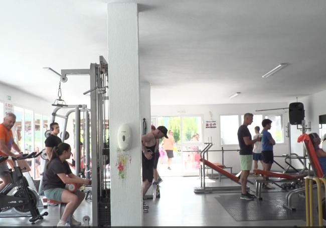 Gimnasio junto a las piscinas municipales.