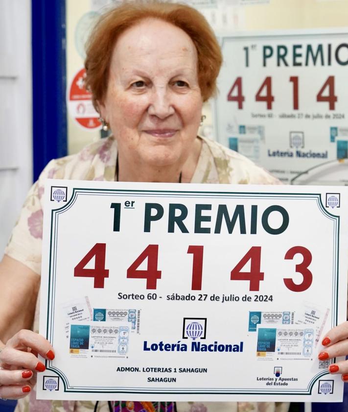 Imagen secundaria 2 - . La Lotería Nacional deja más de cuatro millones de euros en 70 décimos del primer premio vendido íntegramente en Sahagún (León). En la imagen, la propietaria de la administración, Carmen García