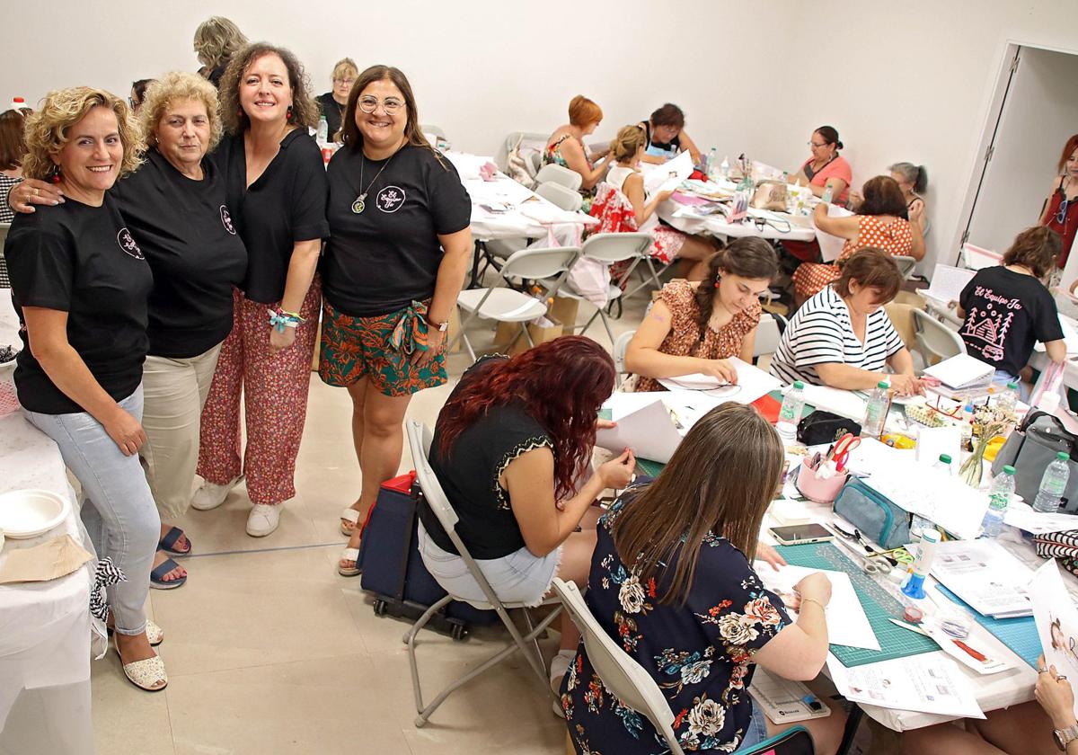 Las coordinadoras del taller, Verónica Marcos(D), Mayte Carrizo(I) y Nieves Fernández(CI) (alcaldesa de Villaestrigo) con la tallerista Camino García(CD)