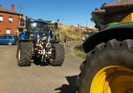 El tractor de Iker cerraba el cortejo fúnebre hasta la iglesia de la localidad.