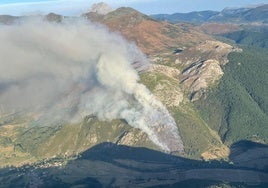 Vista aérea del fuego en Boca de Huérgano.