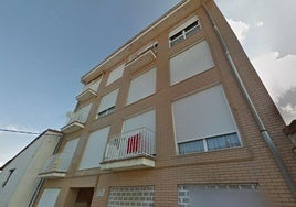 Vivienda en la que se encuentra el piso que sale a subasta.