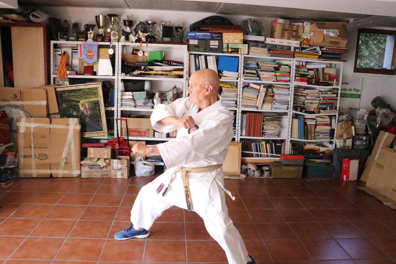 Entrenamiento de un veterano karateca leonés