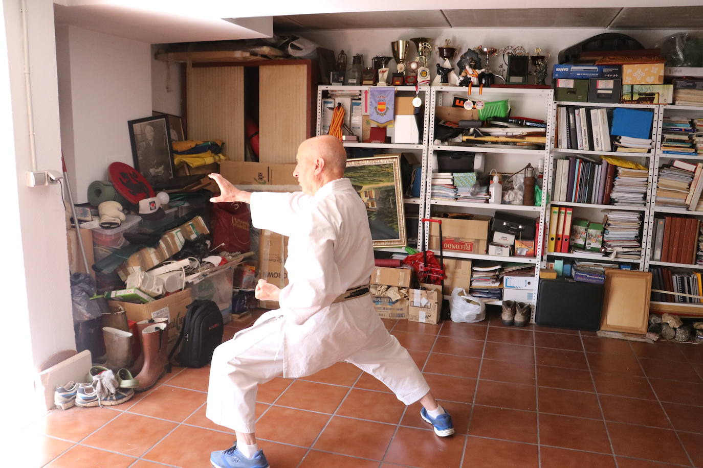 Entrenamiento de un veterano karateca leonés