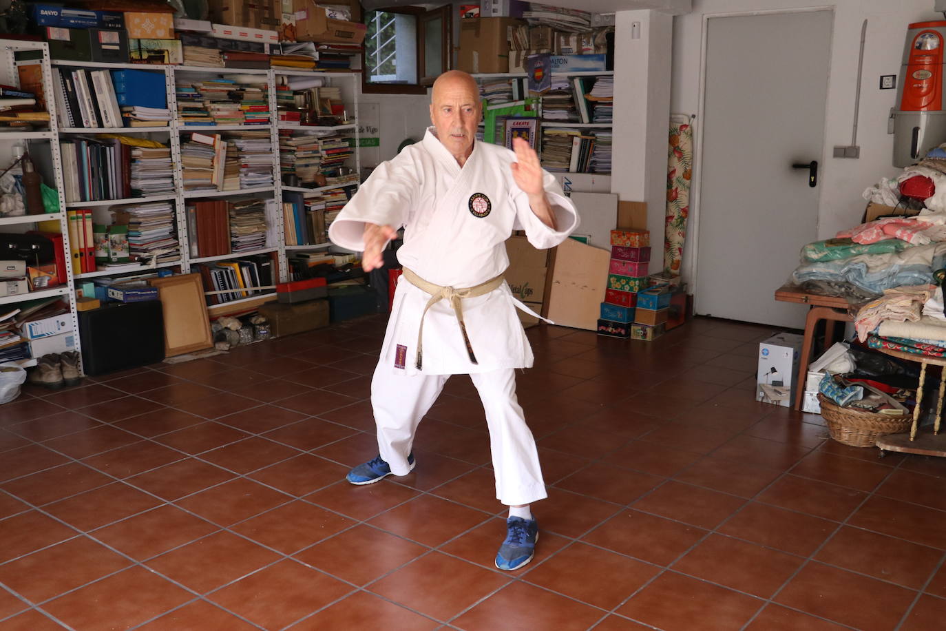 Entrenamiento de un veterano karateca leonés