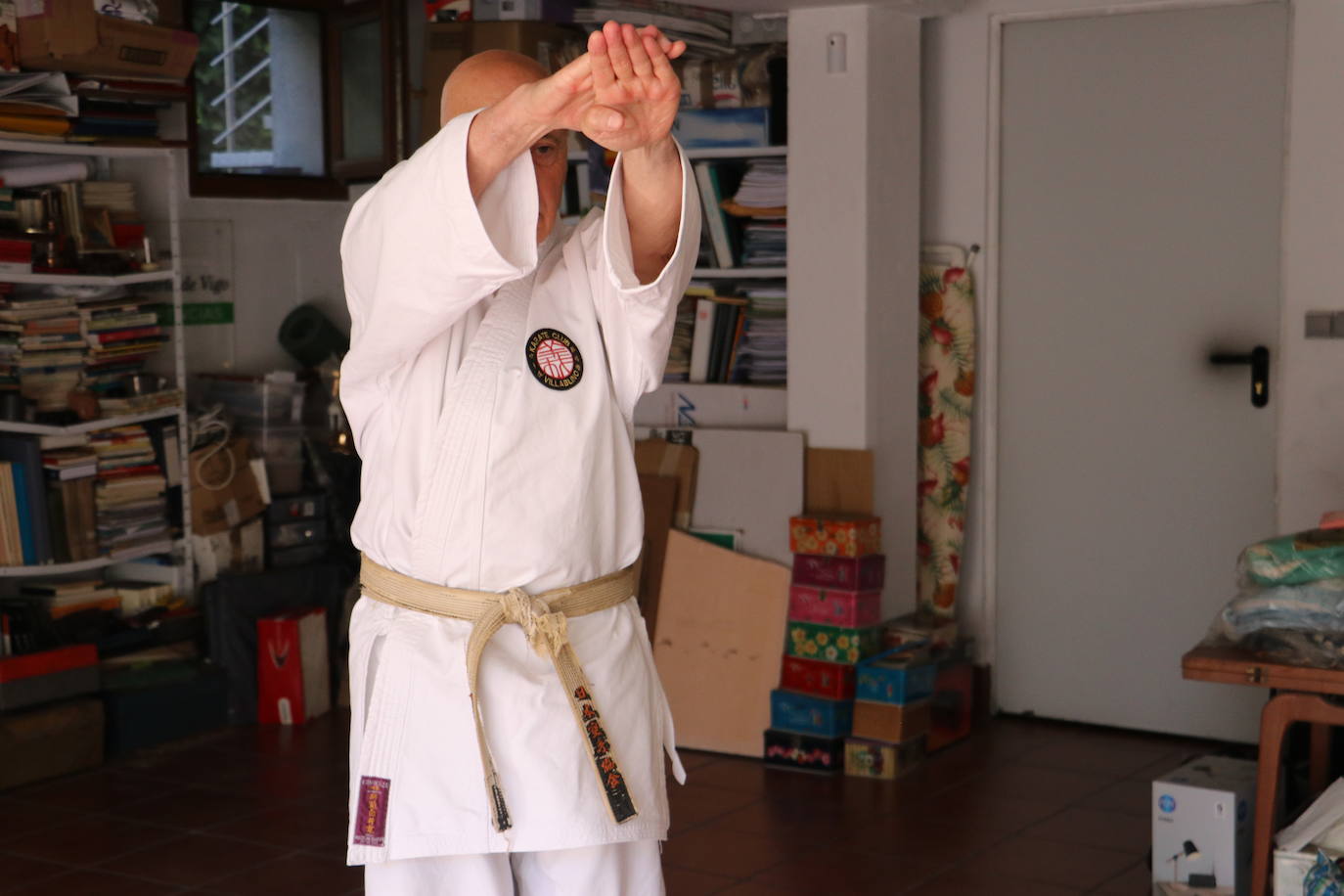 Entrenamiento de un veterano karateca leonés