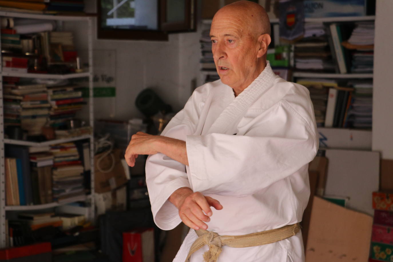 Entrenamiento de un veterano karateca leonés