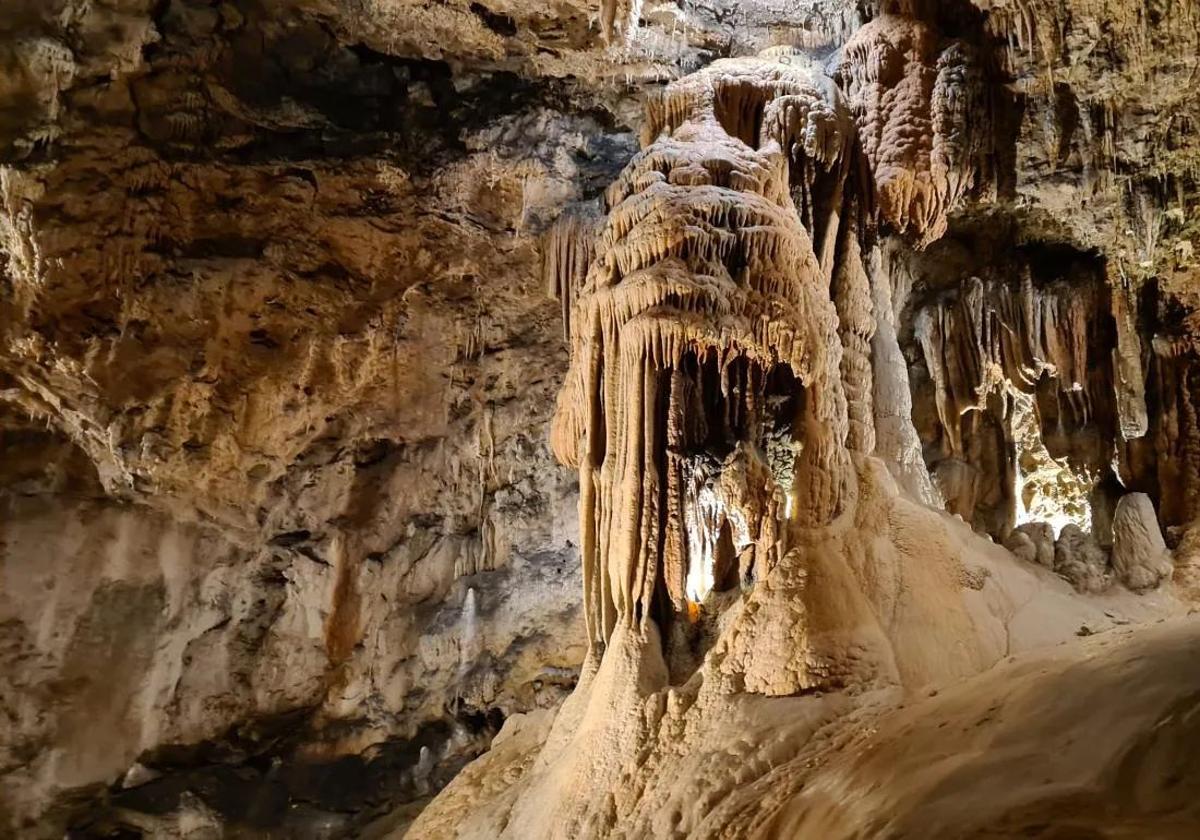 Imagen de la Cueva de Valporquero.