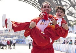 Álvaro Martín y María Pérez celebran sus medallas bajo la Torre Eiffel