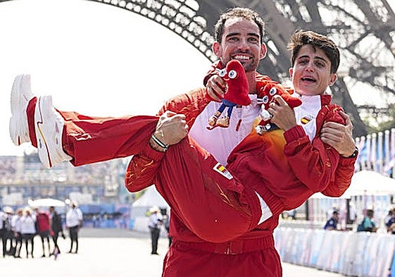 Álvaro Martín y María Pérez celebran sus medallas bajo la Torre Eiffel