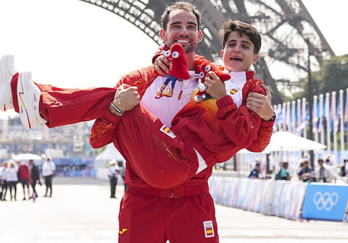 Álvaro Martín y María Pérez celebran sus medallas bajo la Torre Eiffel