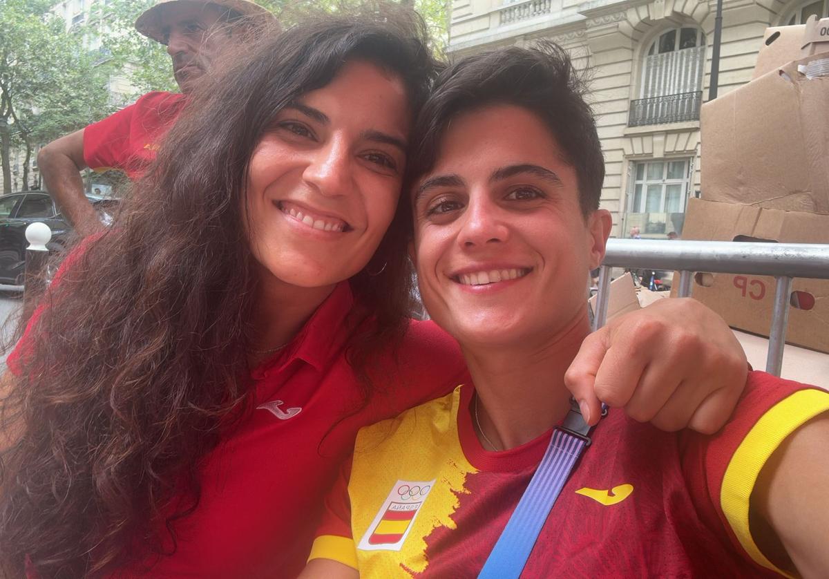 Andrea Álvarez, junto a María Pérez después de proclamarse subcampeona olímpica en marcha.