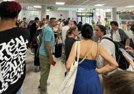 Varios usuarios muestran sus quejas en la estación de Collado Villalba.