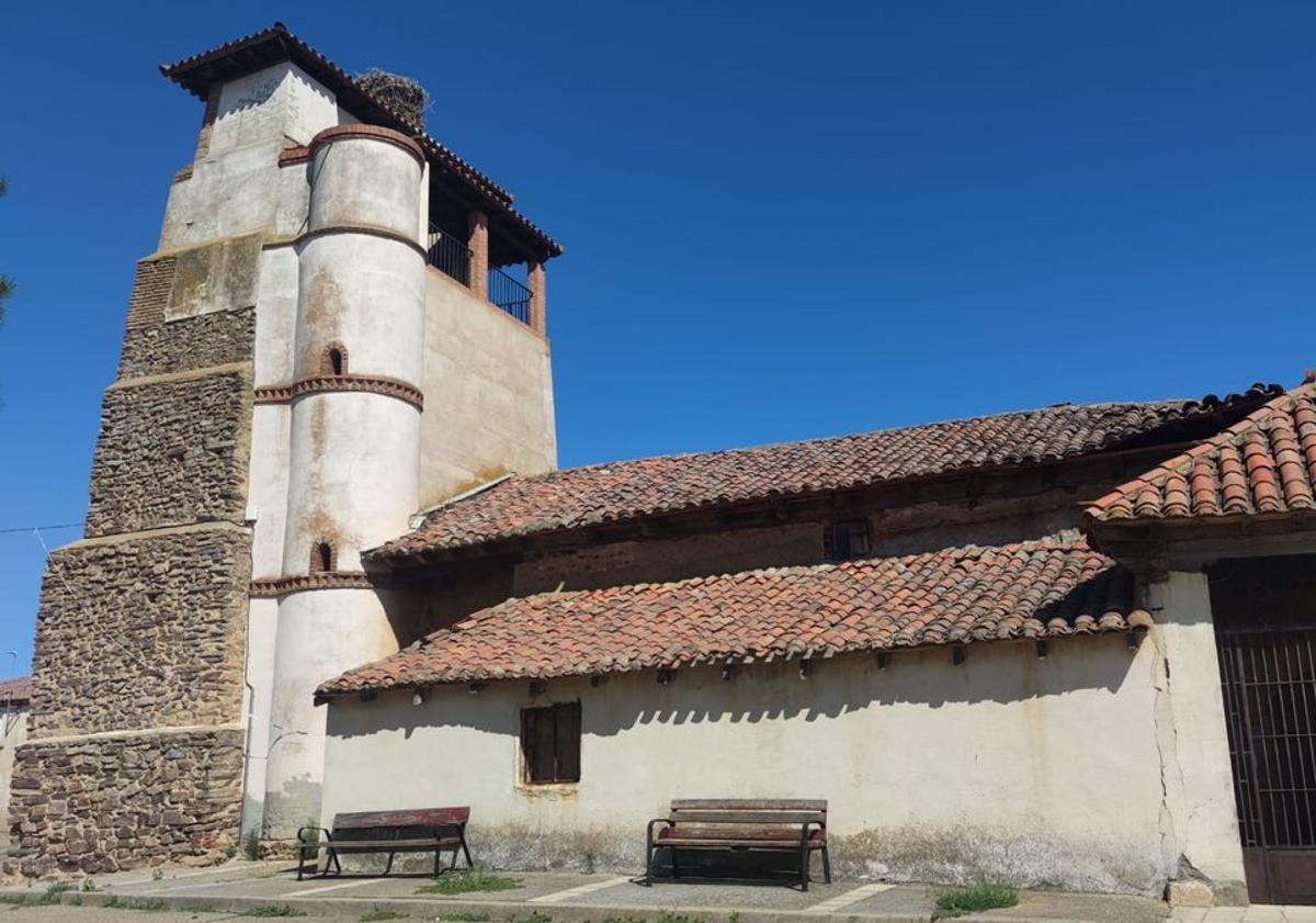 Imagen principal - El deterioro del patrimonio leonés aumenta: se derrumba parte del tejado de la iglesia de Villagallegos