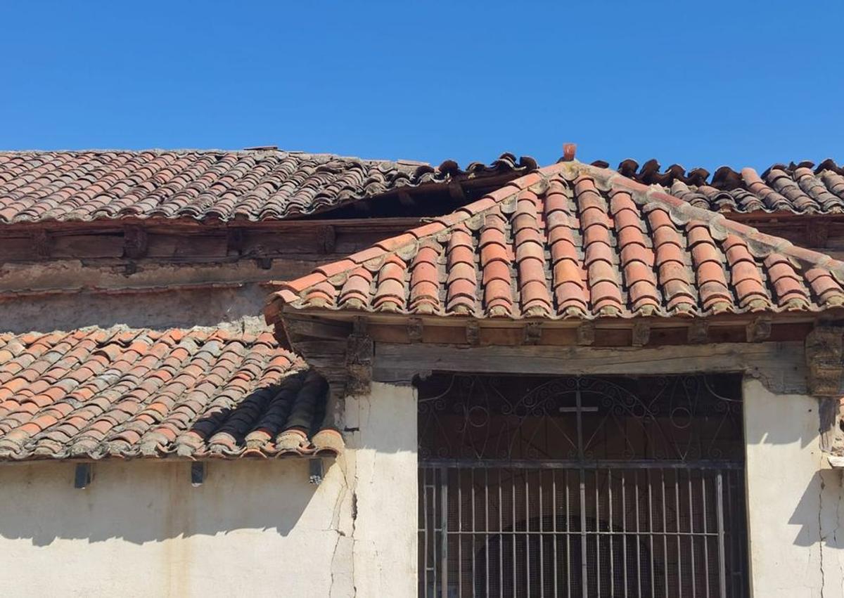 Imagen secundaria 1 - El deterioro del patrimonio leonés aumenta: se derrumba parte del tejado de la iglesia de Villagallegos