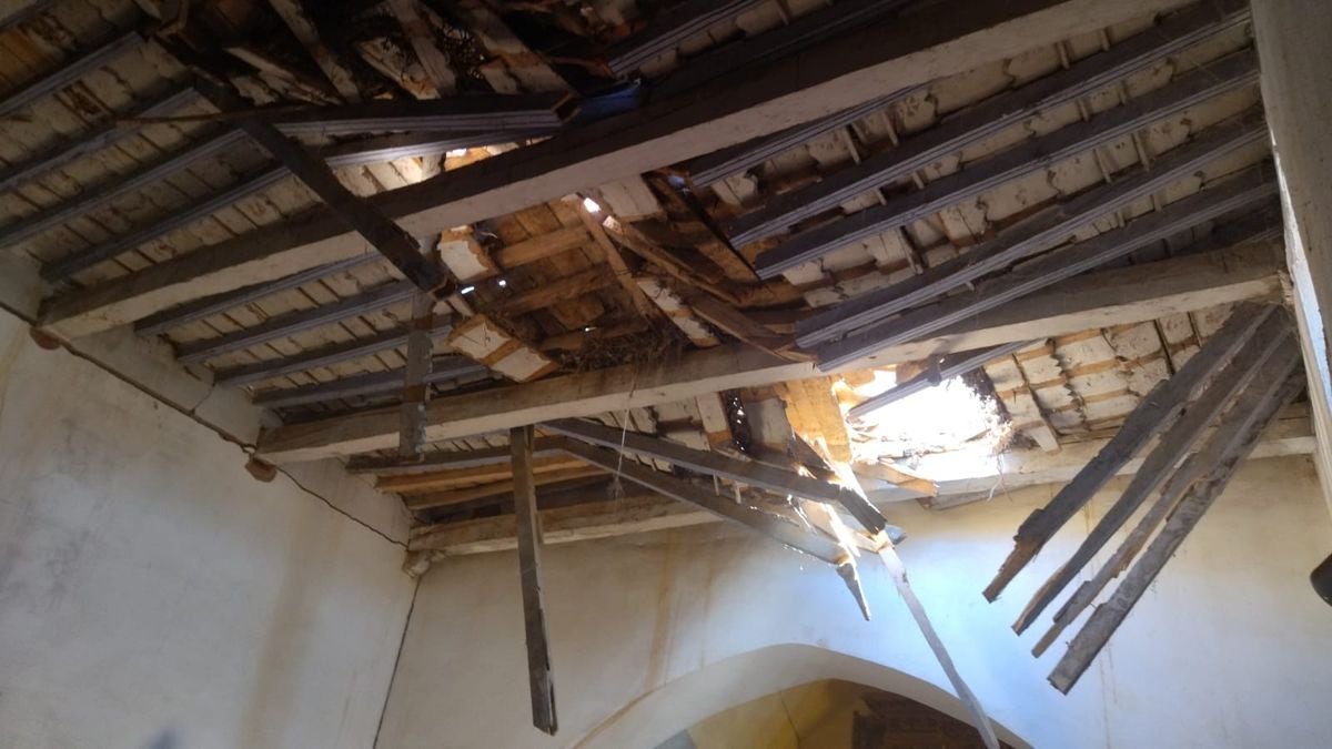 Derrumbe de parte del tejado de la iglesia de Villagallegos