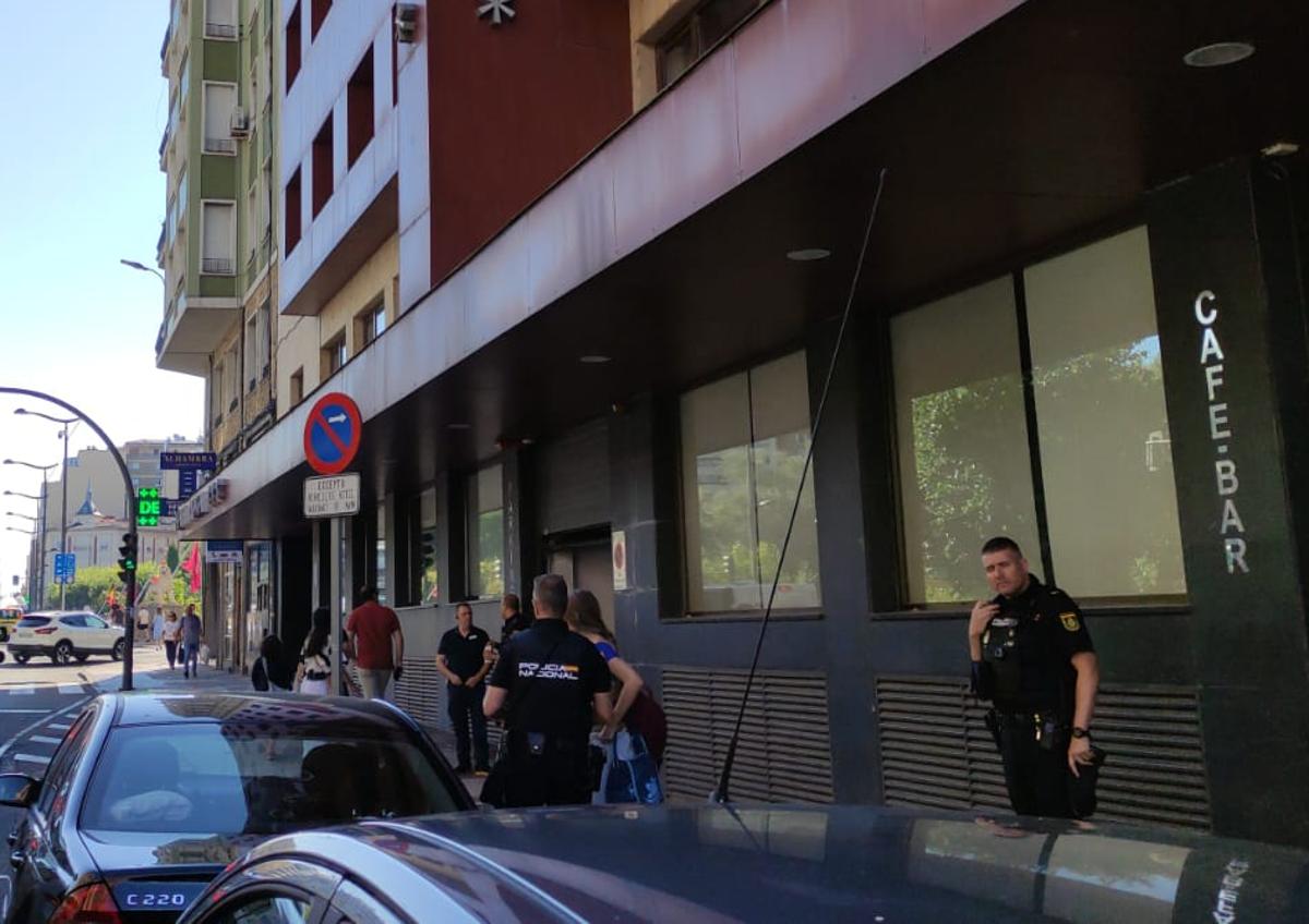 Imagen secundaria 1 - Agentes en el hotel Riosol.