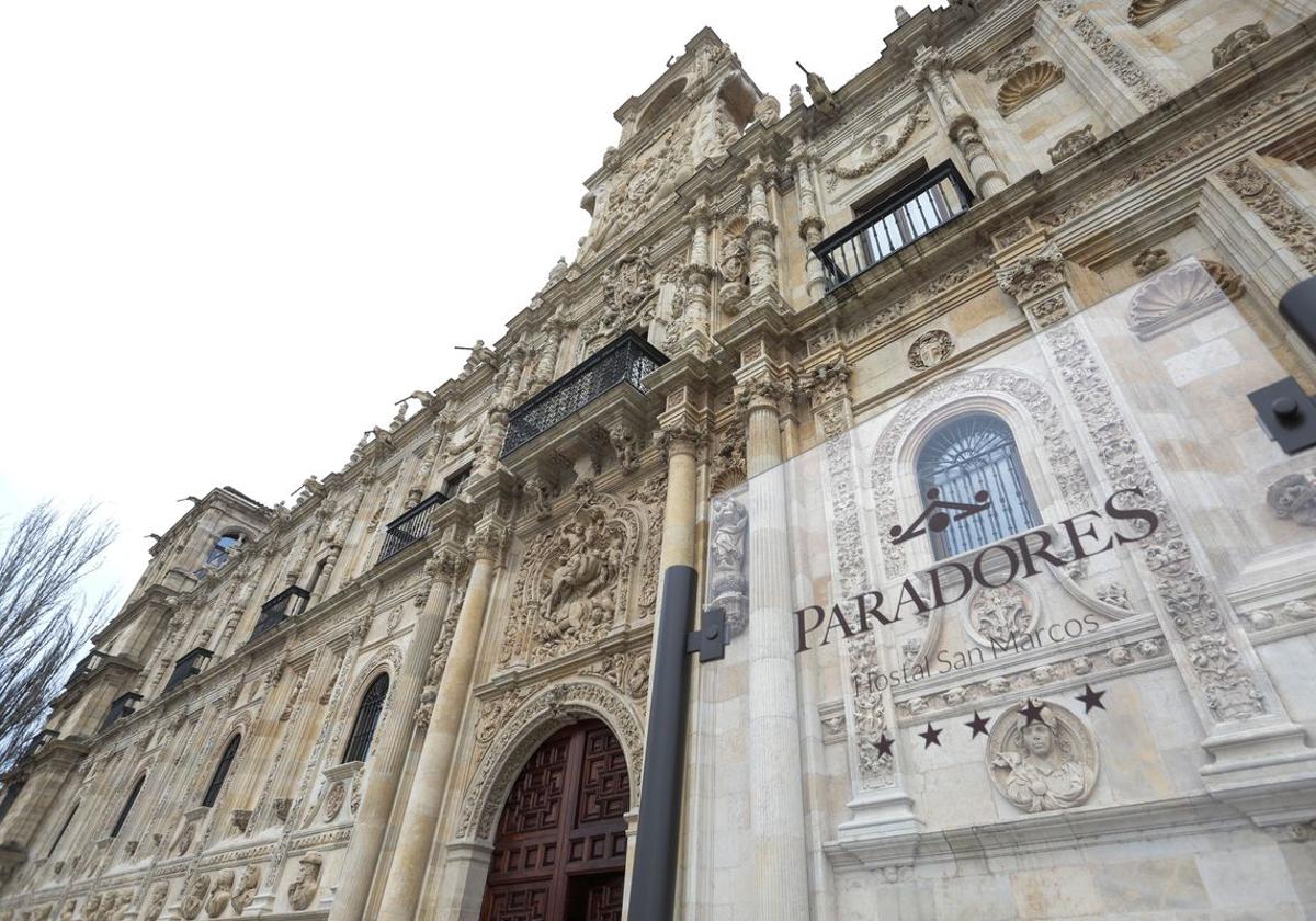 Fachada del Parador de San Marcos.