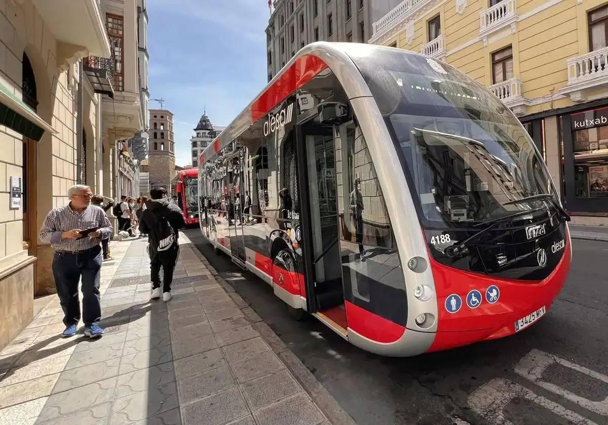 Un bus urbano de la ciudad de León en una parada.