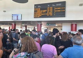 La estación de trenes de León colapsado ante el retraso y problema con trenes.