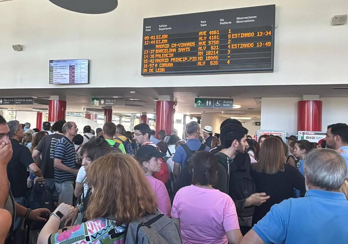 La estación de trenes de León colapsado ante el retraso y problema con trenes.