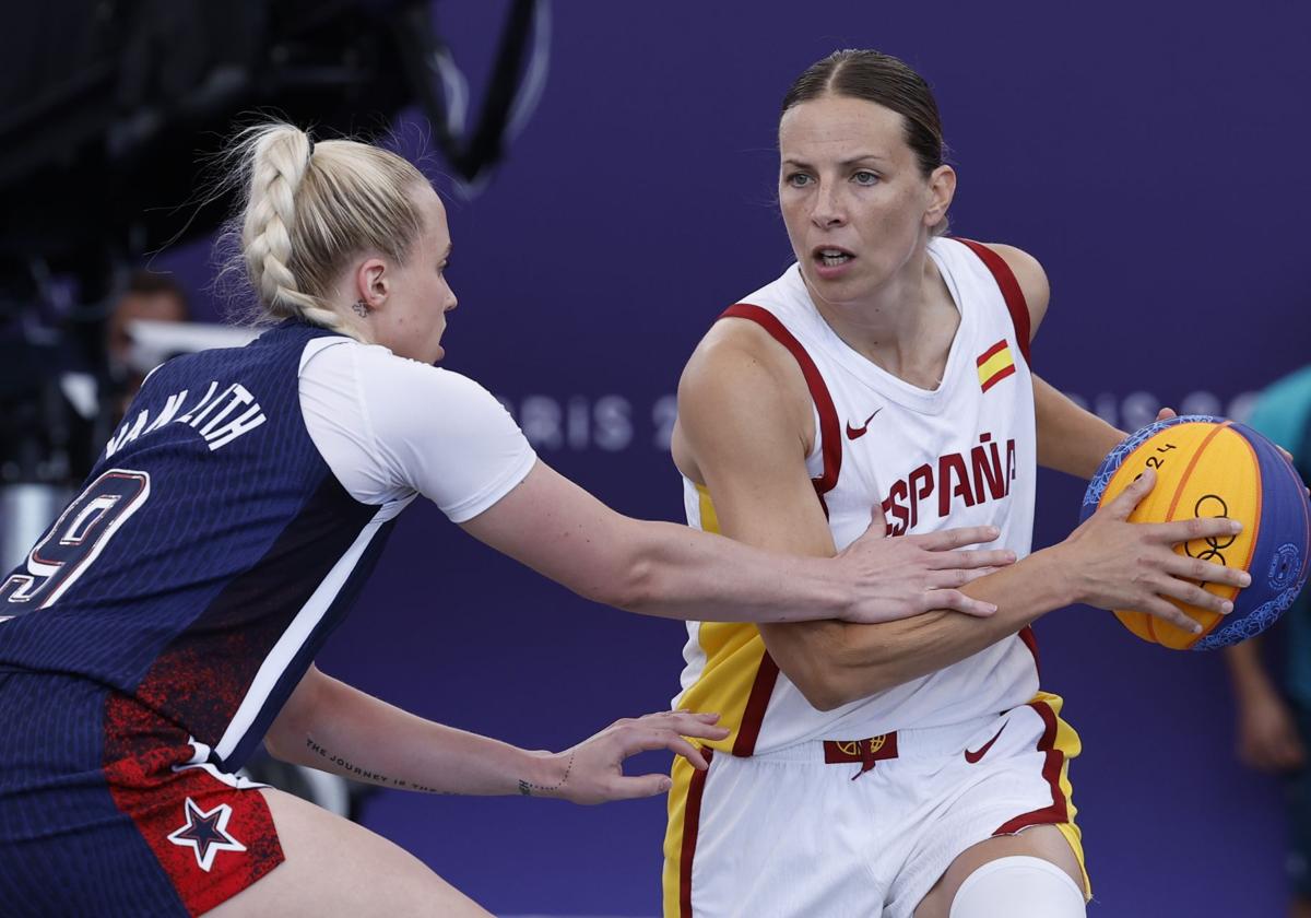 La jugadora española Sandra Ygueravide (d) en acción ante la estadounidense Hailey Van Lith durante la semifinal femenina de baloncesto 3x3