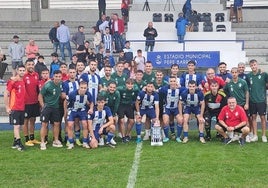 La plantilla de la Deportiva posa con el trofeo Emma Cuervo.