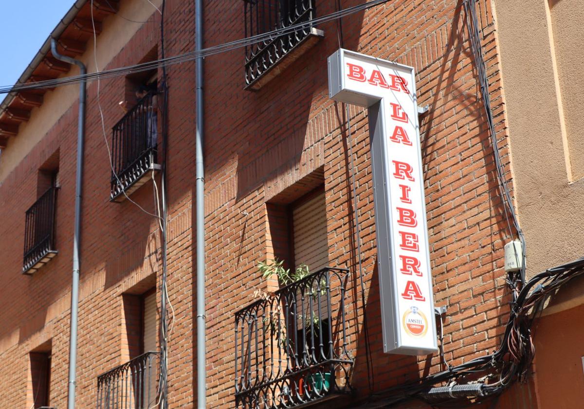 Imagen principal - La Ribera cierra su barra: «Aunque pagues más la gente no quiere trabajar»