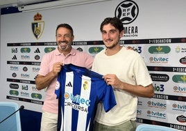 Álex Mula (derecha) posa con Silvano (izquierda) con la nueva camiseta de la Deportiva.