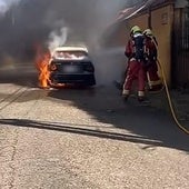 Los bomberos intervienen en un nuevo incendio de un coche en León