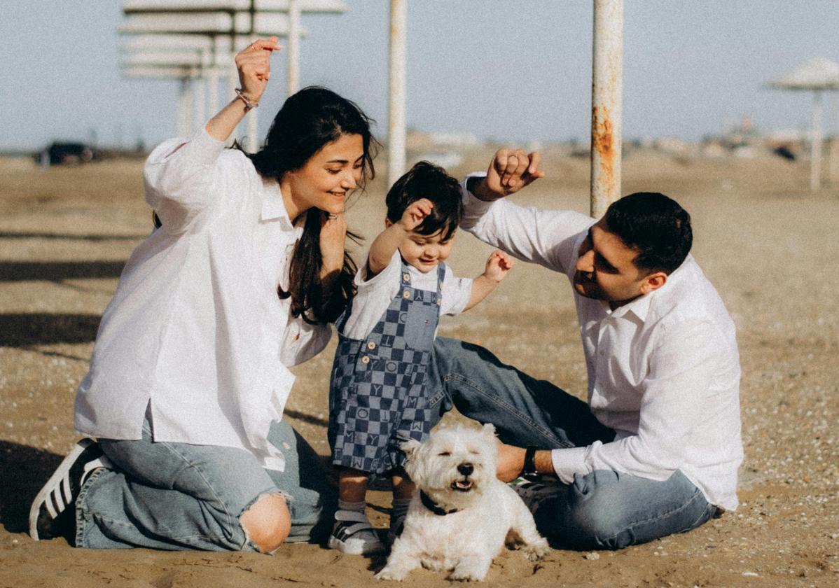 Imagen de archivo de una familia con mascota.