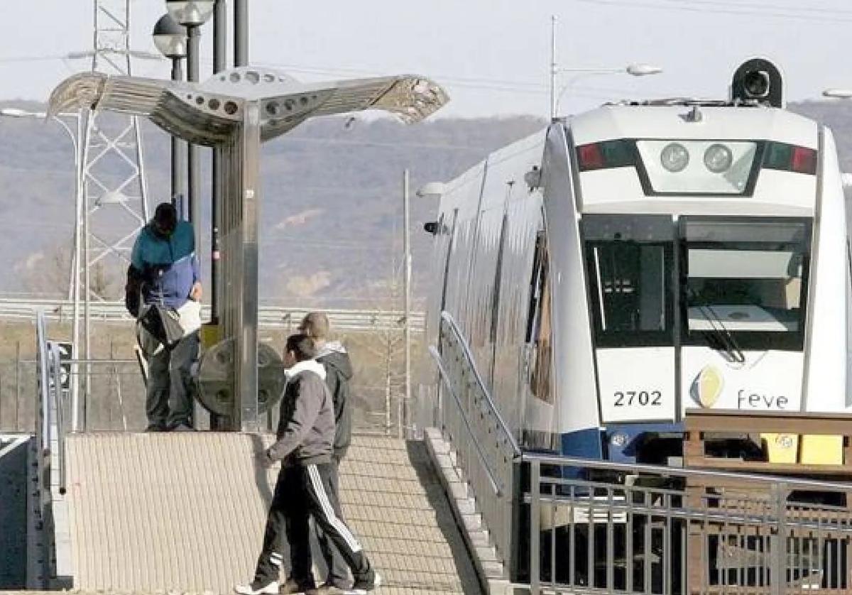 Imagen de un tren de Feve en la parada de la Universidad de León.