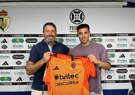 Álvaro Bustos posa con la camiseta de la Deportiva.