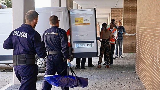 Trasladan a Valladolid al presunto autor de la muerte violenta de su pareja en Pajarillos