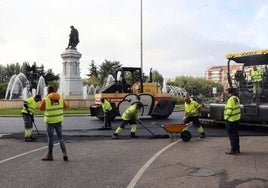 Máquinas y operarios asfaltan Guzmán.