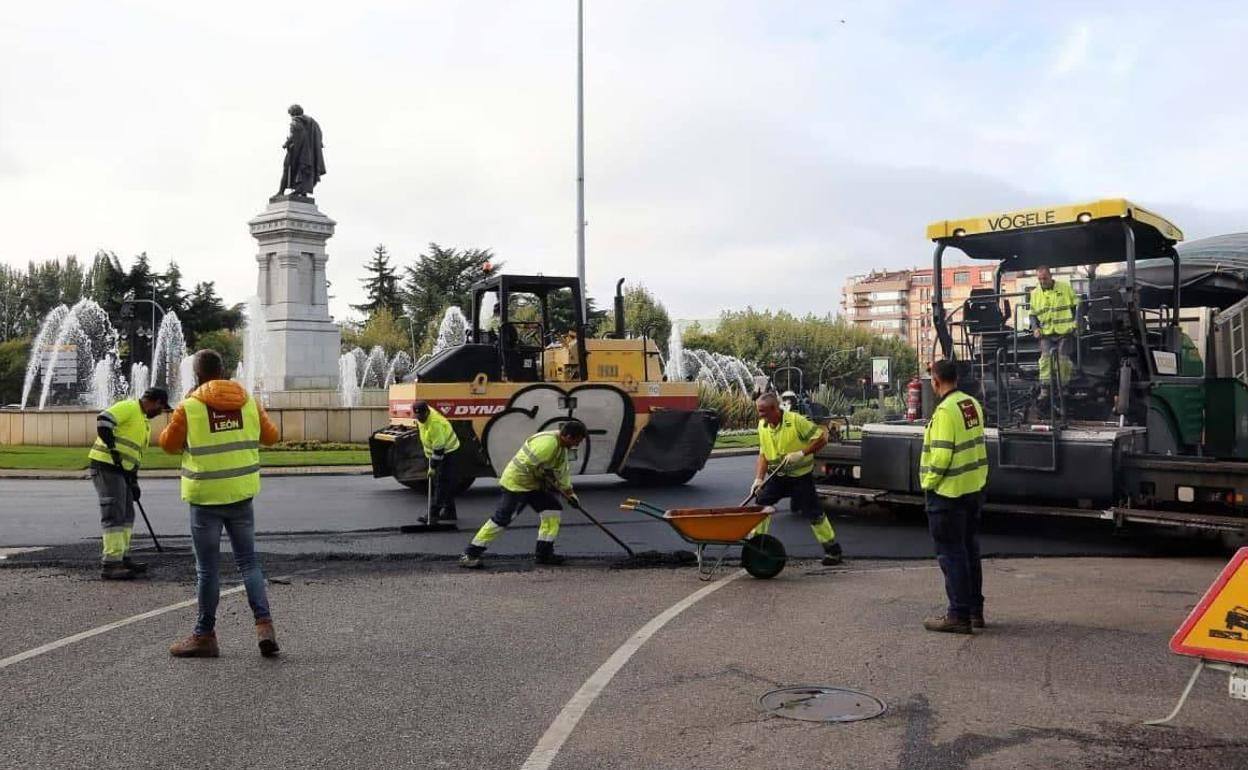 Máquinas y operarios asfaltan Guzmán.