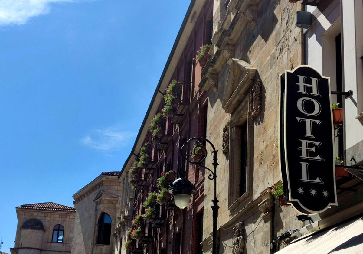 Fachada de un hotel del centro de León