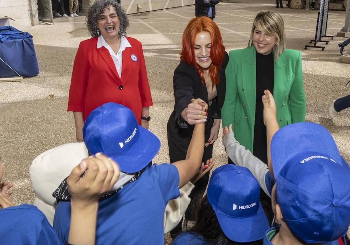 Sara García, en un acto en Murcia con niños.