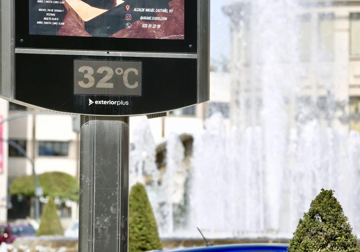 El termómetro de la plaza de Santo Domingo de León marca 32 grados.