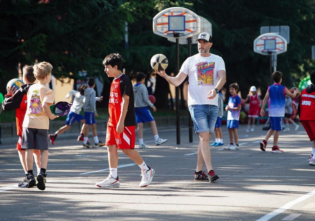 Niños practicando baloncesto durante la celebración de Municipalia en León