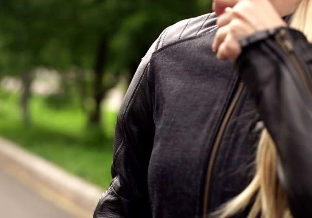 Mujer con chaqueta de cuero.