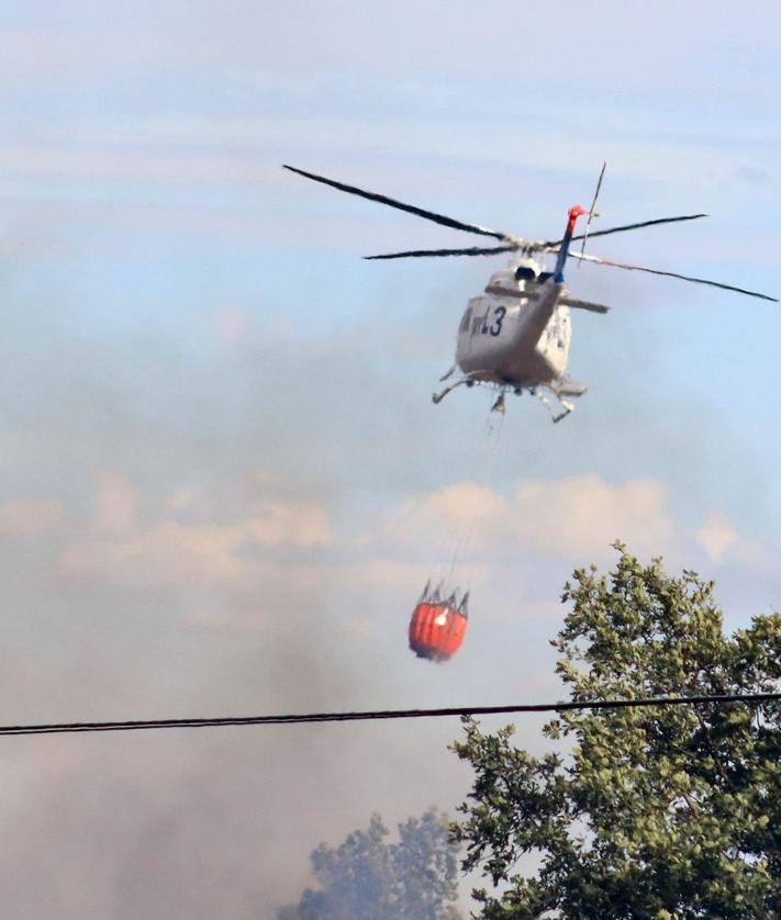 Imagen secundaria 2 - Los bomberos trabajan en apagar las llamas.