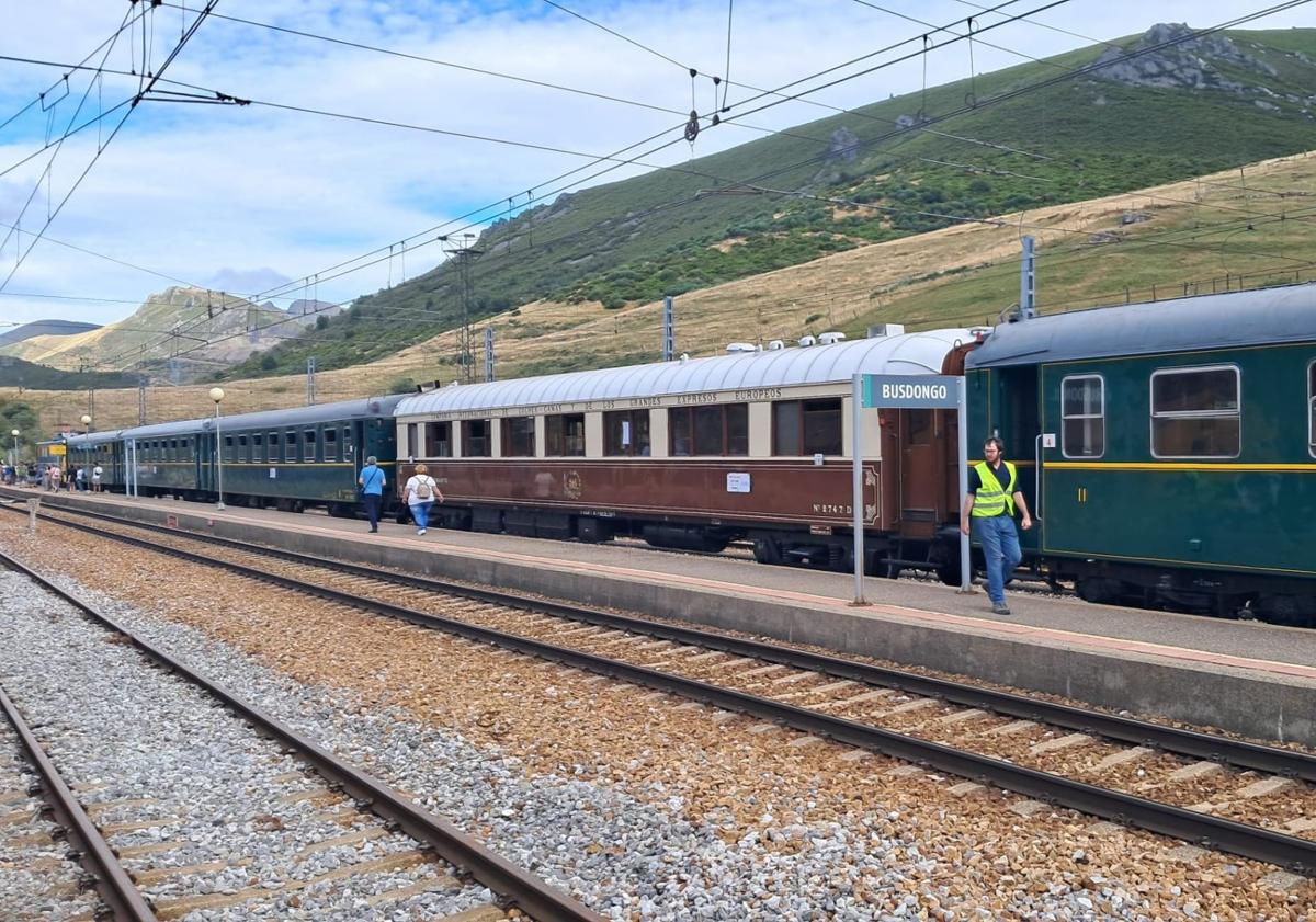 Imagen principal - Un viaje al pasado de León y Asturias a bordo de un tren histórico